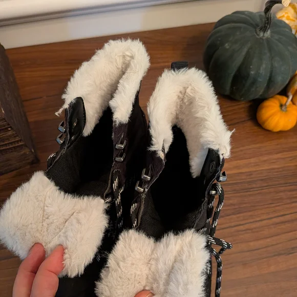 Xero Black Women's Alpine 8.5 Winter Boots with White Fur Trim - Picture 3 of 5